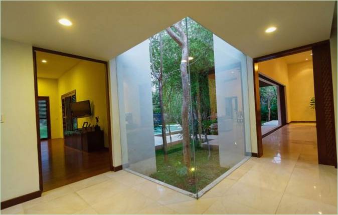 Design della casa familiare Aldea: pareti di vetro nel corridoio