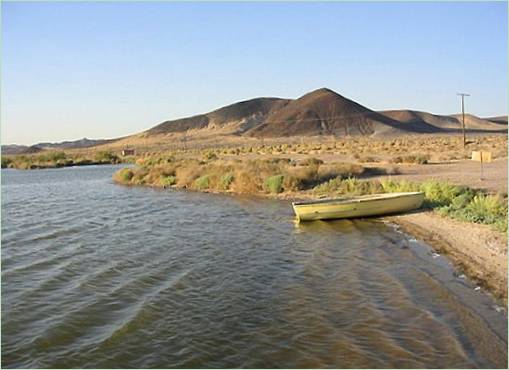 Una barca su un lago vicino a un vulcano