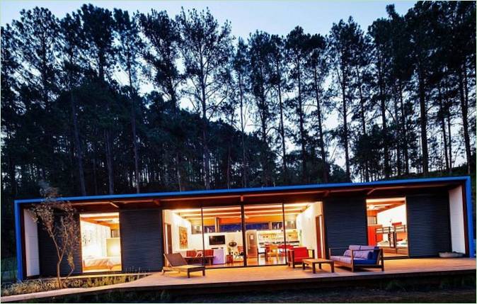 La terrazza di una moderna casa estiva modulare in Brasile