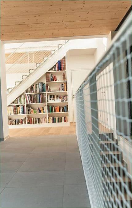 Uno scaffale per i libri è incorporato nel corridoio