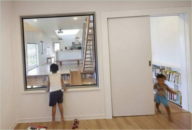 Dalle finestre i genitori possono guardare i loro figli giocare