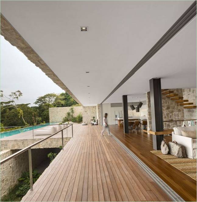 Terrazza a bordo piscina di una casa di campagna in Brasile