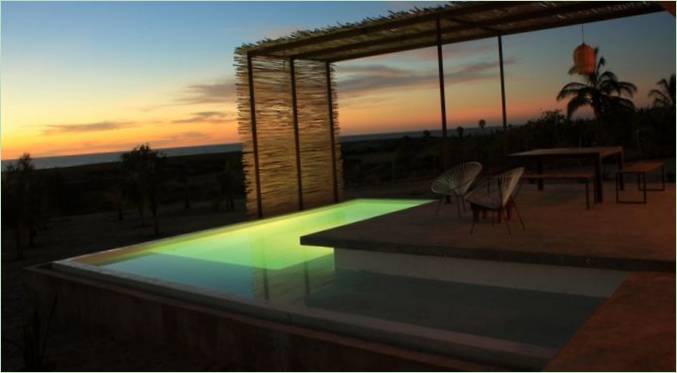 Illuminazione della piscina domestica in Messico
