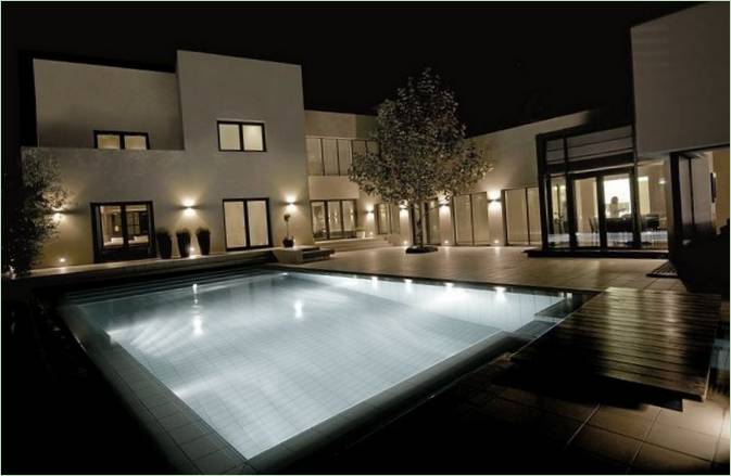 Illuminazione serale della piscina di Abu Samra House