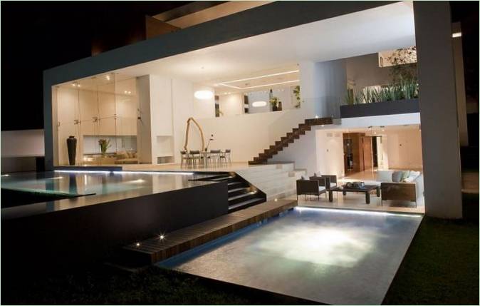 Piccola terrazza a bordo piscina con vasca idromassaggio