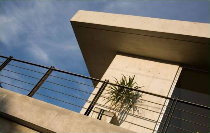 Elegante balcone di una residenza in cemento