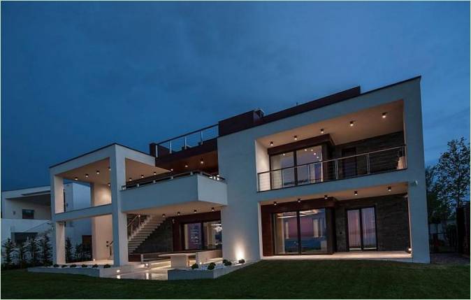 Casa sul lago - vista di una casa con illuminazione serale