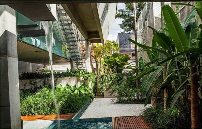 Un giardino con aree verdi