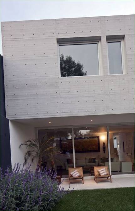 Interno di una casa bianca di DCPP Arquitectos in Messico