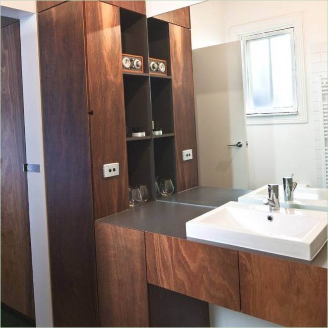 Mobili in legno scuro in bagno