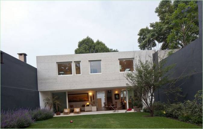 Interno di una casa bianca dello studio DCPP Arquitectos in Messico