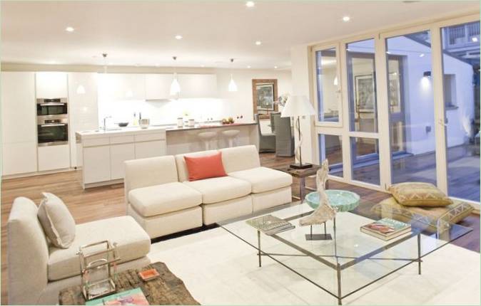 Cucina e soggiorno di una residenza di Glengham Road in Inghilterra