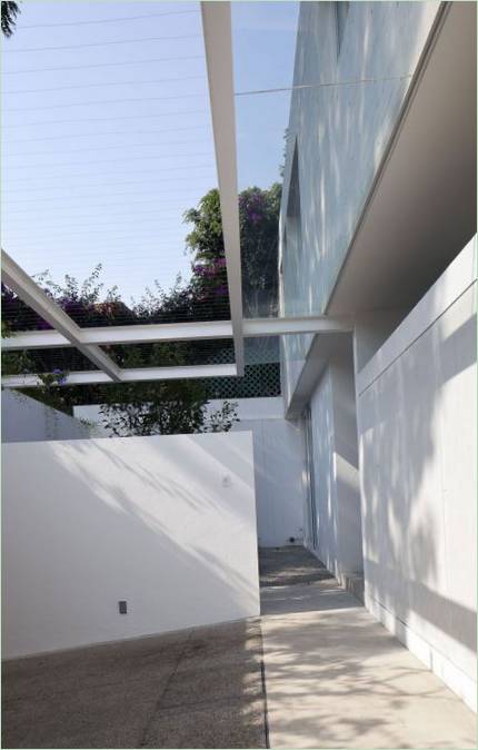 Interno di una casa bianca di DCPP Arquitectos in Messico