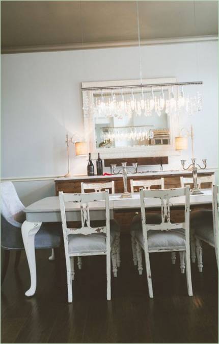 Interno della sala da pranzo in stile country
