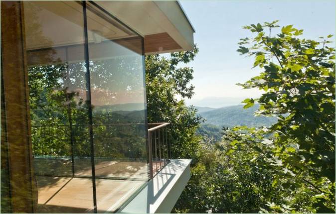 Incredibile casa Katarina su un lungo e stretto tratto di pendio ripido, Lubiana, Slovenia