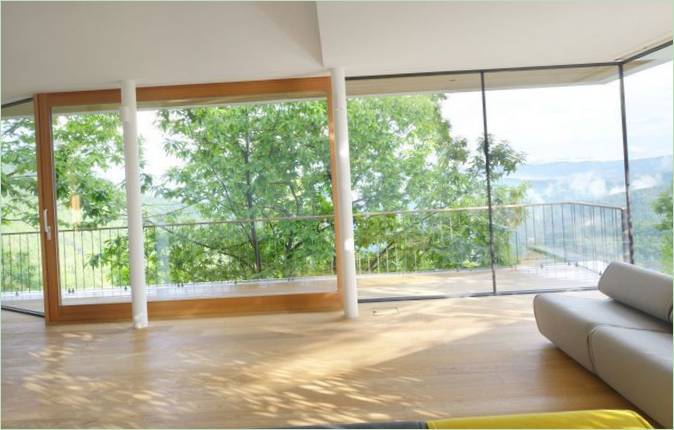 Incredibile casa Katarina su un lungo e stretto tratto di pendio ripido, Lubiana, Slovenia