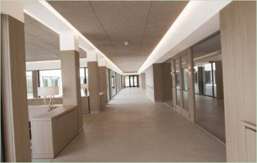 Interno del complesso in tonalità marrone chiaro