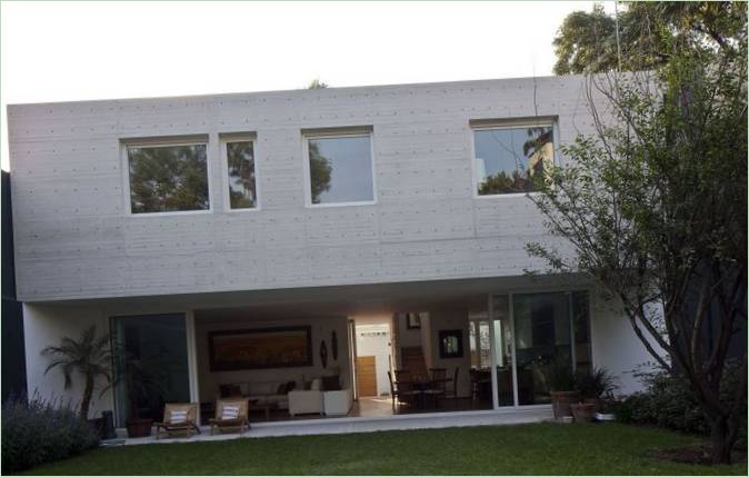 Interno di una casa bianca di DCPP Arquitectos in Messico