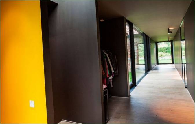 Interni colorati della casa La Branche a Heverle, Belgio