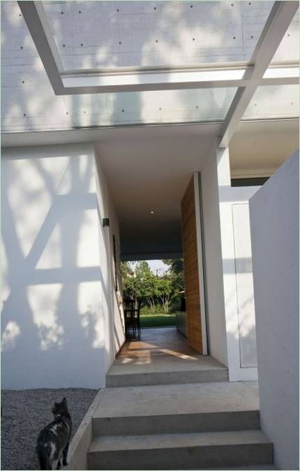 Interno di una casa bianca di DCPP Arquitectos in Messico
