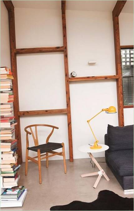 Una libreria alta e una sedia