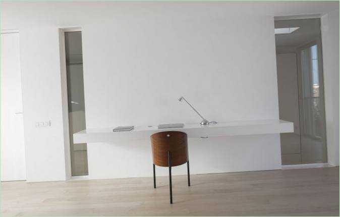 Interno di un cottage moderno dal design minimalista nei toni del bianco di Humberto Conde, Parede, Cascais, Portogallo