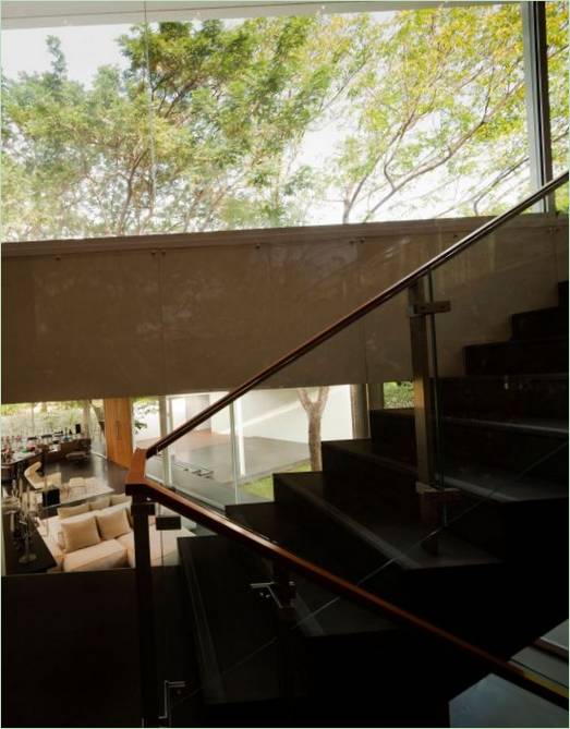 La lussuosa scala che porta al primo piano della villa Panya Pattanakarn