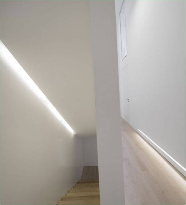Interno di un cottage moderno dal design minimalista nei toni del bianco, realizzato da Humberto Conde Studio, quartiere di Parede, Cascais, Portogallo