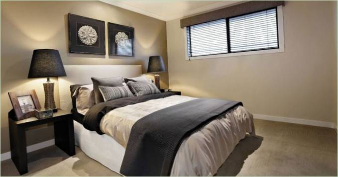 Sopra il letto della camera da letto si trovano splendidi dipinti di artisti contemporanei