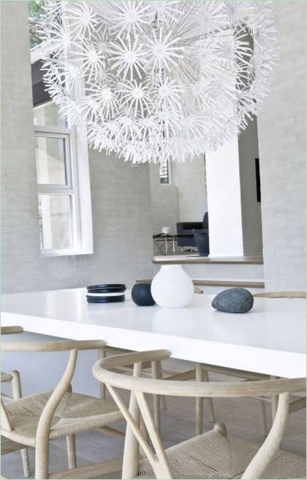 Lampadario originale sopra il tavolo da pranzo