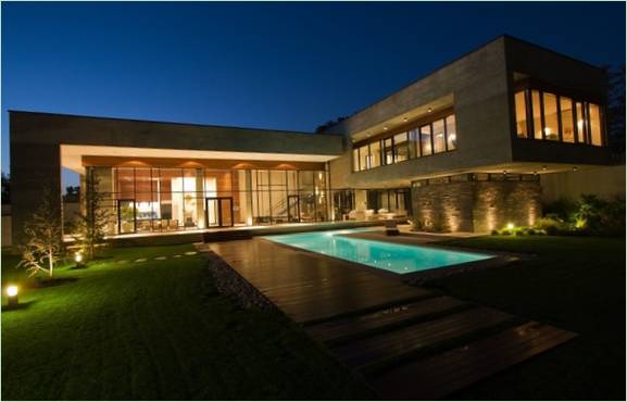 Illuminazione serale della piscina