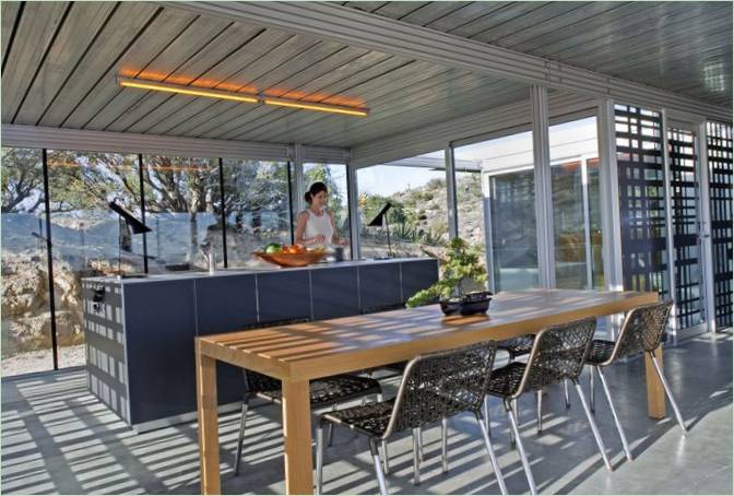 Moderna isola da cucina nella casa off-grid itHouse