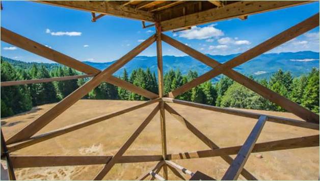 La terrazza aperta di una casa sopraelevata