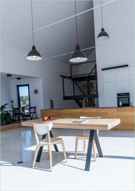 Un'isola da cucina in legno