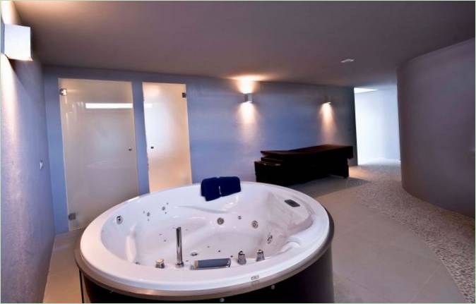 Magnifica vasca idromassaggio nell'interno del bagno di Villa Mallorca Gold
