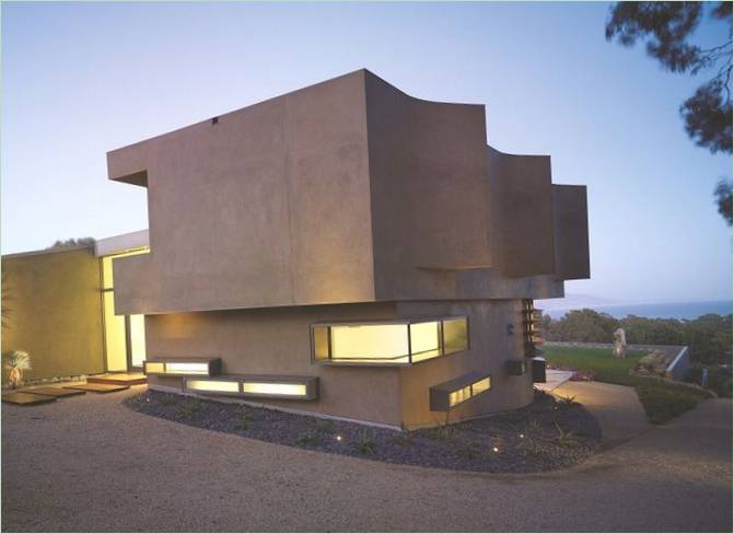 La facciata della residenza di Point Dume a Malibu