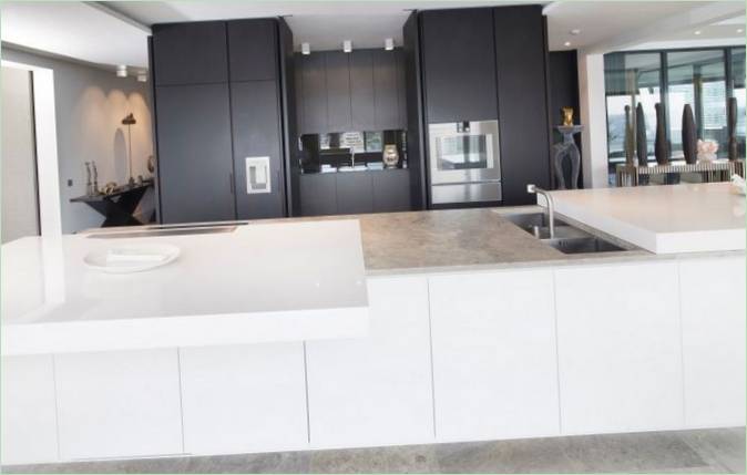Interior design di un attico - mobili scuri in cucina