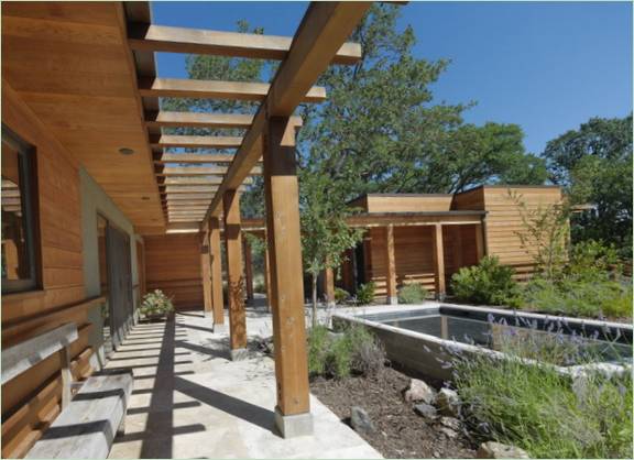 Design della casa su strada in legno