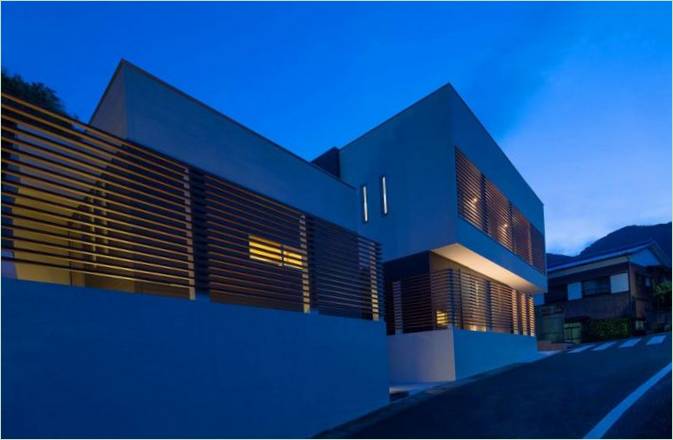 Illuminazione serale della facciata della casa D