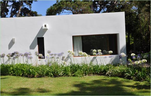 Casa La Hilaria in Uruguay, circondata da alberi e fiori