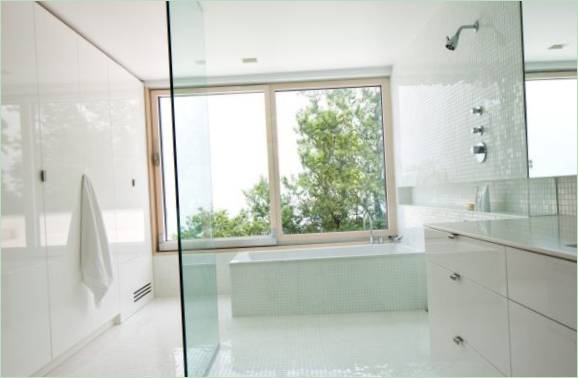 Bagno elegante con vetro e piastrelle bianche