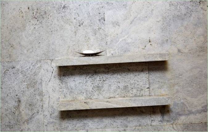 Design degli interni dell'attico - piastrelle chiare in bagno