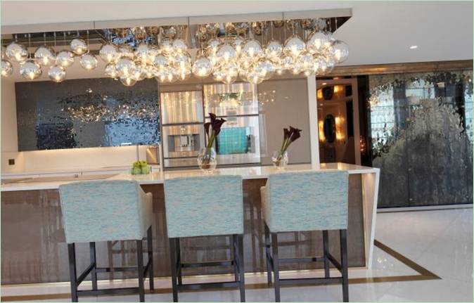 Una cucina eco-decorata con bar per la colazione