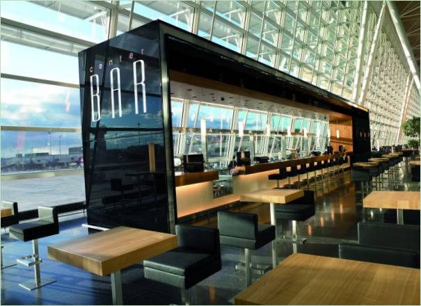 Lounge dell'aeroporto: bar scuro