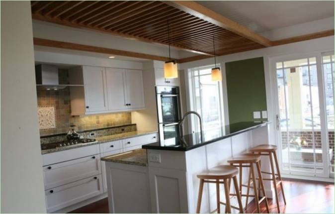 Un soffitto in legno in cucina