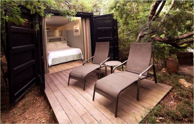 Progetto di interni per una camera da letto per ospiti in un container di Bumper Investments in Francia