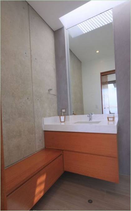 Lavabo e grande specchio