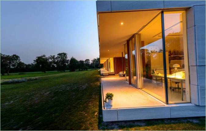 Una villa isolata con interni moderni, Villa Šterk di Inbo nei Paesi Bassi
