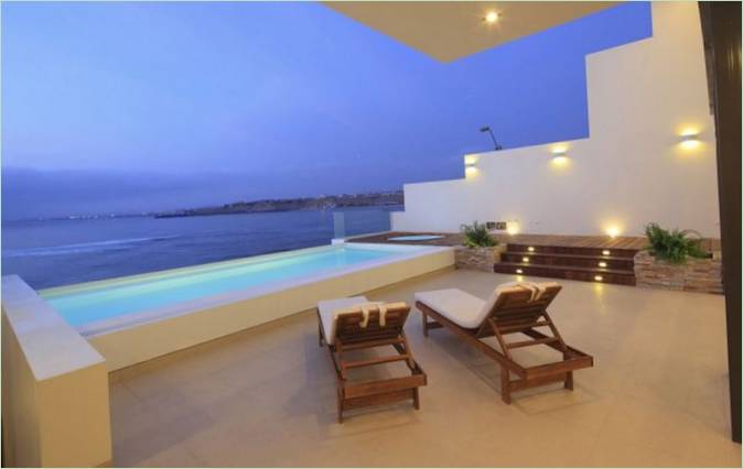 Le sedie a sdraio sul terreno della Cristal House favoriscono il relax e la vista