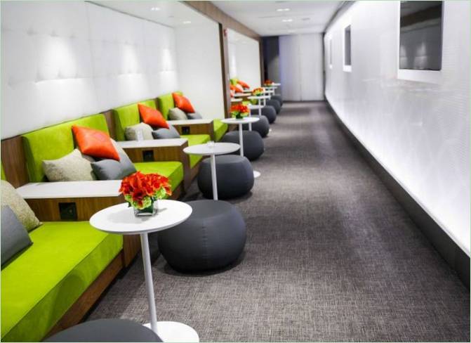 Lounge dell'aeroporto: poltrone luminose all'interno della lounge